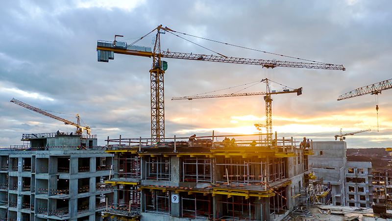 Grúas y obras de construcción al atardecer